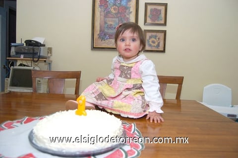 21022011  Olivares Vázquez fue festejada en su cumpleaños.