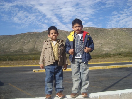 Carlitos y Luis Varlos por la autopista Torreón -Saltillo. Fotografía enviada por Carlos Hernández García.