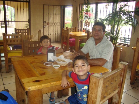 Con mis hijos en un Restaurant de Guadalajara Carlitos y Luis Carlos. Fotografía enviada por Carlos Hernández García.