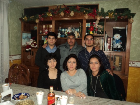 FAMILIA TERRAZAS MARTINEZ , CELEBRANDO NOCHE BUENA 24 DIC 2010, QRO, QRO. Fotografía enviada por Emma Matilde Martinez Cisneros