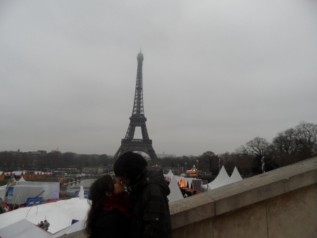 Foto cliché en la Torre Eiffel. Paris, Francia. Diciembre 2010. Fotografía enviada por Víctor Armijo y Fernanda Ibargüen.