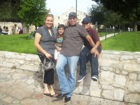 Mi FAMILIA, un dia de paseo por el famosisimo Alamo, en la ciudad de San Antonio Tx. Fotografía enviada por victor maciel