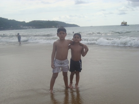 Mis hijos de vacaciones en la playa los Ayala. Fotografía enviada por Carlos Hernández García.