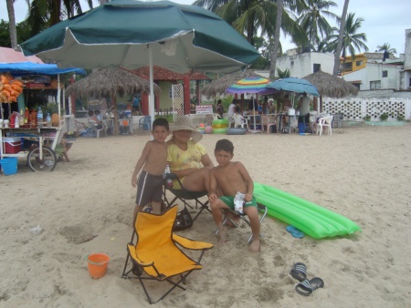 Vacaciones en Guayabitos con mis hijos. Fotografía enviada por Luis Carlos Hernández García.