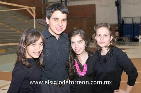 24022011  González, Alejandro González, Ana María Fernández y María Luisa Gómez.