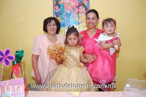27022011  Jovita recibió un alegre festejo de tres años, junto a Ricarda Reza de Rodríguez, Themis Yazmín y Karla Sánchez de Rodríguez.