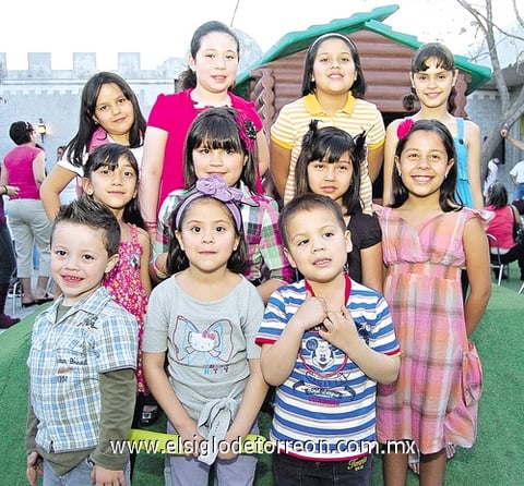 27022011  cumpleañera en compañía de sus hermanos Andrea y Armandito, su primo Uriel y sus amiguitas del colegio Patriot.