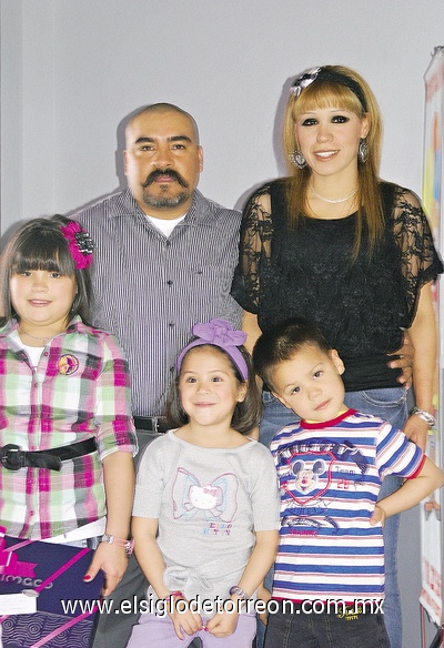 27022011  Paulina felizmente acompañada por sus hermanos Andrea y Armandito, así como por sus papás Miguel y Sonia.