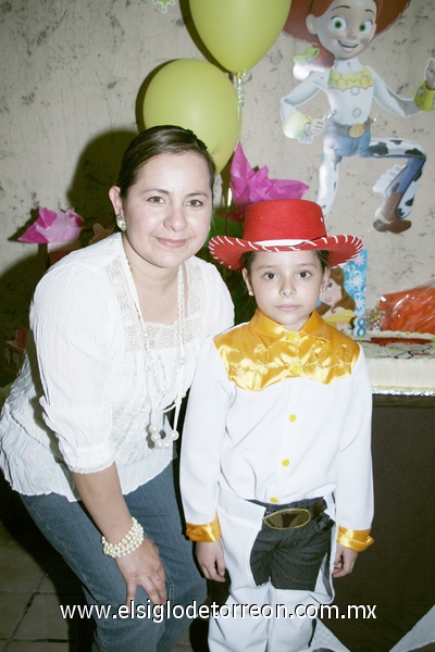 27022011  de Alvarado y la pequeña Astrid Alvarado Álvarez, en su cumple número ocho.