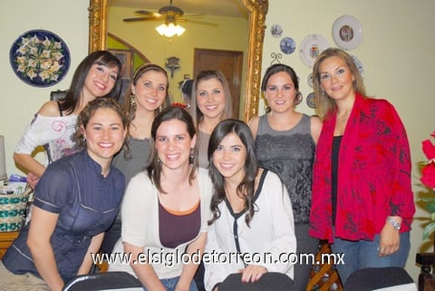 Cristelle en compañía de Carla, Eliane, Nathalie, Lupita, Marien, Catherine y Marianne.