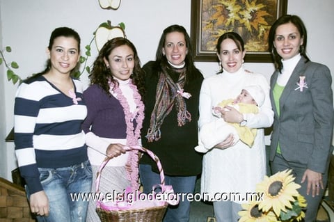 Gloria Rodríguez de Mayorga acompañada por algunas damas asistentes a su festejo de canastilla: Ana Avelina Anaya, Marcela Almaguer, Diana Fernández y Marina González.