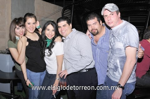 Roberto e Isael.  Monse, Betty, Martha, Alejandro, Aris y Efraín.