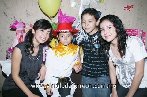 27022011  Alvarado Álvarez con sus hermanos Karla, Arturo e Isabel.