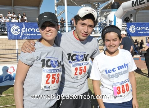01032011  García, Julio Burciaga y Edith López.