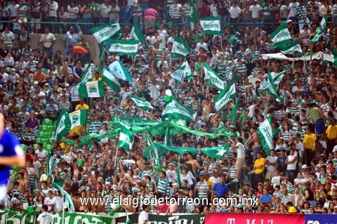 La afición santistas coreaba el nombre de Romano al ver como Cruz Azul le pasaba por encima a los albiverdes.