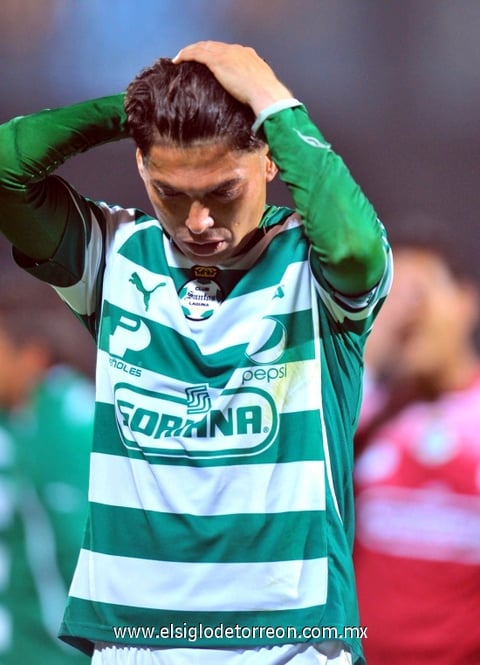 Carlos Adrián Morales nada pudo hacer en los pocos minutos que estuvo en el campo.