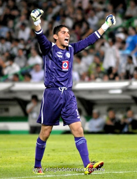 Cruz Azul se convirtió en el primer semifinalista de la Liga de Campeones de la Concacaf, al vencer 3-1 (5-1 global) a Santos Laguna, en partido de vuelta de los cuartos de final del torneo, disputado en el estadio TSM Corona.