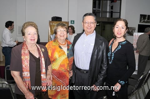 02032011 de De la Peña, Carolina y Carlos Obregón, y Pilar de la Peña.