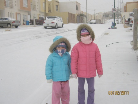 ASÍ amaneció el día tres de febrero en Chihuahua, Chih., con una temperatura de menos 18 grados, aquí las niñas Estefany y Sofy Castellanos.