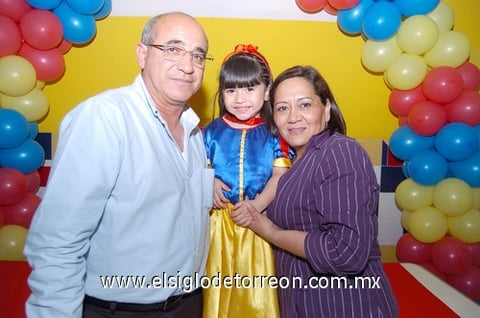 06032011 Pimentel Santacruz lució como princesa en su piñata junto a Guillermo Pimentel García y Verónica Tavizón de Pimentel.