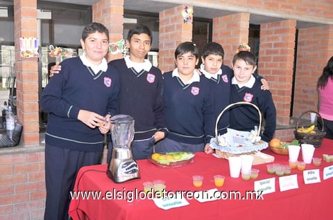 06032011  Quintero, Javier Olivares, Ahizar López, José Manuel Meza y Marco Murillo, en la Feria Científica del colegio Cervantes.