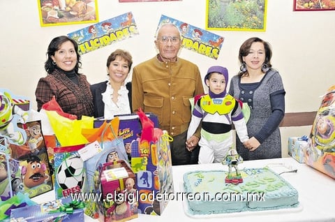 06032011  Hernández Ríos en su fiesta de tres años de edad junto a su abuelo Jorge Ríos y sus tías Lety, Rocío y Carmen Ríos.