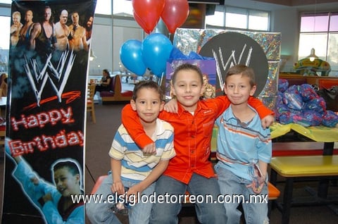 06032011 y Emilio junto a Salvador Monroy, quien fue festejado en su cumpleaños.