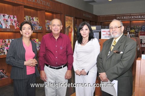 06032011 del libro Héctor Cepeda rodeado de María Eugenia López, Marcela Pámanes y Ramón Nava.
