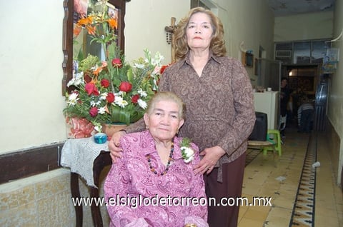 06032011  López Delgadillo en su fiesta de 86 años de edad junto a su hija María Dolores Vázquez de Escobedo.