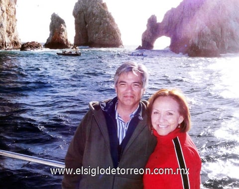 06032011  Madinabeitia y Griselda Aguirre de Madinabeitia, celebraron 30 años de casados con un viaje a Los Cabos.