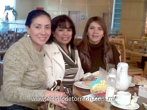 06032011 Estrada, Gloria Martínez y Gaby de Becerril.