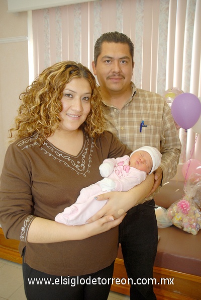 06032011  Guerrero Rodríguez en brazos de su mamá Cynthia Lizbeth Rodríguez Rodríguez y acompañada también por su hermanito, abuelitos y tía.