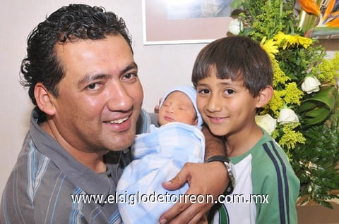 06032011  Martínez García junto a su papá Carlos Martínez y su hermanito Carlos Gerardo.