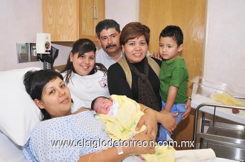 06032011 en los brazos de sus papás Susana González y Juan Ángel Adame.