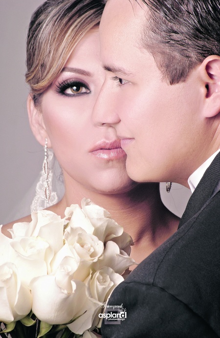 Contrajeron matrimonio L.P.S. Yasmín M. Cuéllar Palomino e Ing. Abraham Ramos Sotelo, el 12 de febrero de 2011, en la iglesia de La Sagrada Familia, en punto de las 18:00 horas. Los acompañaron sus padres, señores Manuel Cuéllar Godina y Soraya M. Palomino Esquivel; Rafael Ramos Herrera y Beatriz C. Sotelo Martínez.

Mario Aspland Fotografía