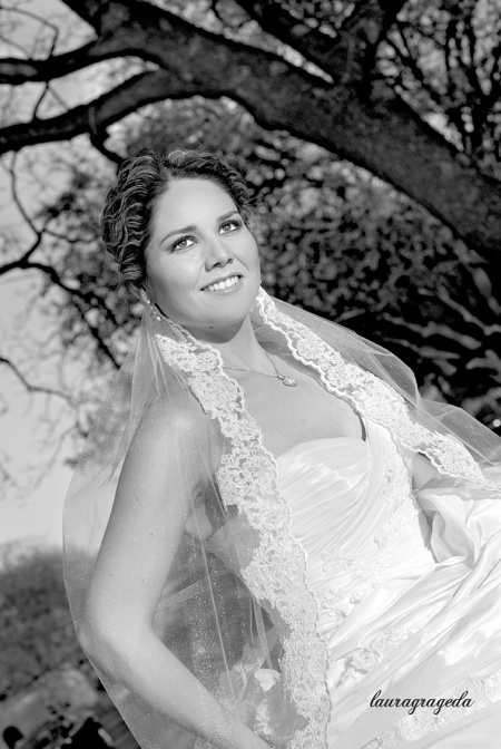 Muy contenta el día de su boda, Dra. Marcela Montserrat Rebolloso Flores.

Estudio Laura Grageda