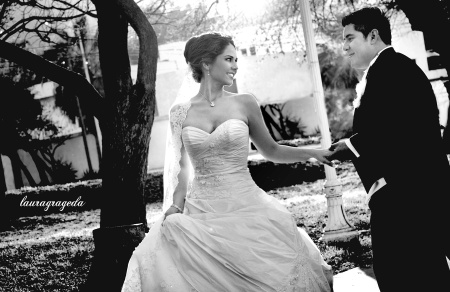 Dra. Marcela Montserrat Rebolloso Flores y LEF Eduardo Israel Garza Villaloz unieron sus vidas en matrimonio el sábado 19 de febrero de 2011.

Estudio Laura Grageda