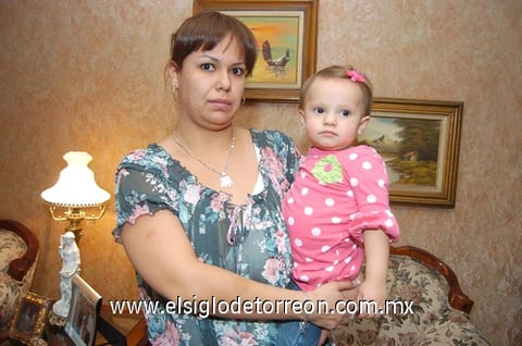 08032011  de Santillán con su hija Paola Haniel Santillán Montañez.