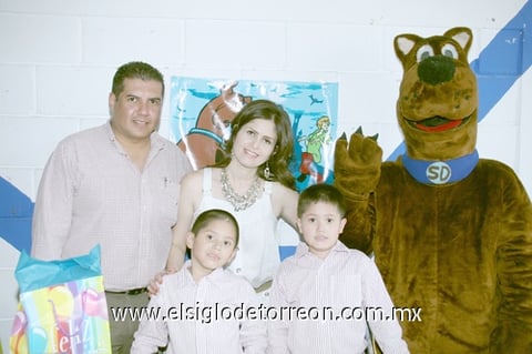 09032011  Luna Morales cumplieron seis años y lo festejaron al lado de sus padres David y Tere.