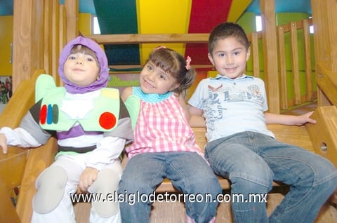 09032011 Gabriel Rivera, Mía Esparza y Ángel Daher.