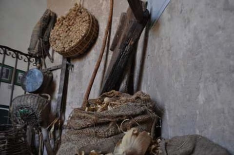 Se exhibe una vasta colección de fotografías de la Revolución Mexicana y objetos de la época.