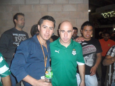 Jonathan Quiñónes y Rodrigo Ruiz en el pasado juego contra el América.