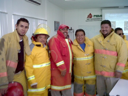 Trabajando equipo de Pemex.