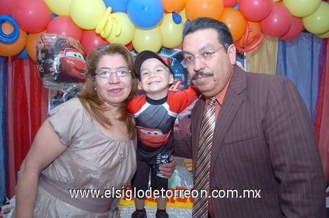 11032011  Obed Acosta Gutiérrez acompañado de sus abuelitos Alma y Jorge Gutiérrez.