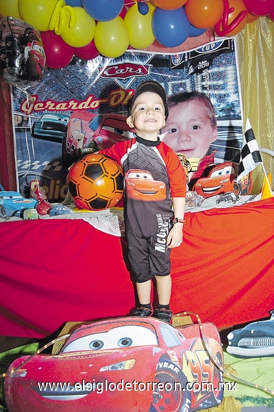 13032011  Gerardo Obed Acosta Gutiérrez en su fiesta de cumpleaños al apagar tres velitas.
