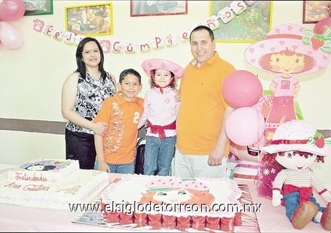 13032011  Ana Cristina lució muy feliz acompañada de su hermano Ricardo, así como de sus papás Ing. Ricardo Aguirre Venegas y Lic. María Cristina Rodríguez Aranda.