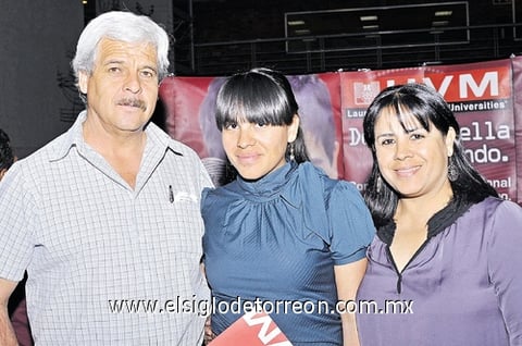 13032011  Magallanes, Ilse Magallanes y Leticia Arriaga de Magallanes.