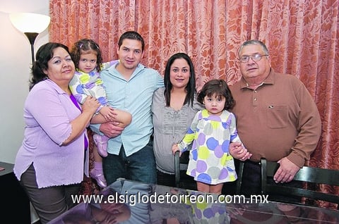 13032011 Andrade de Tinajero y Antonio Tinajero en su aniversario de bodas en compañía de Gerardo Tinajero y Elisa Morales de Tinajeros, y las pequeñas Sofía y Valeria.