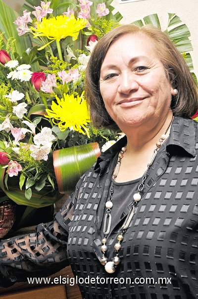 14032011  Álvarez Moreno fue festejada con motivo de su jubilación.