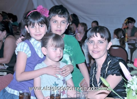 15032011 , Helena, Roby y Elena de Alcántara.